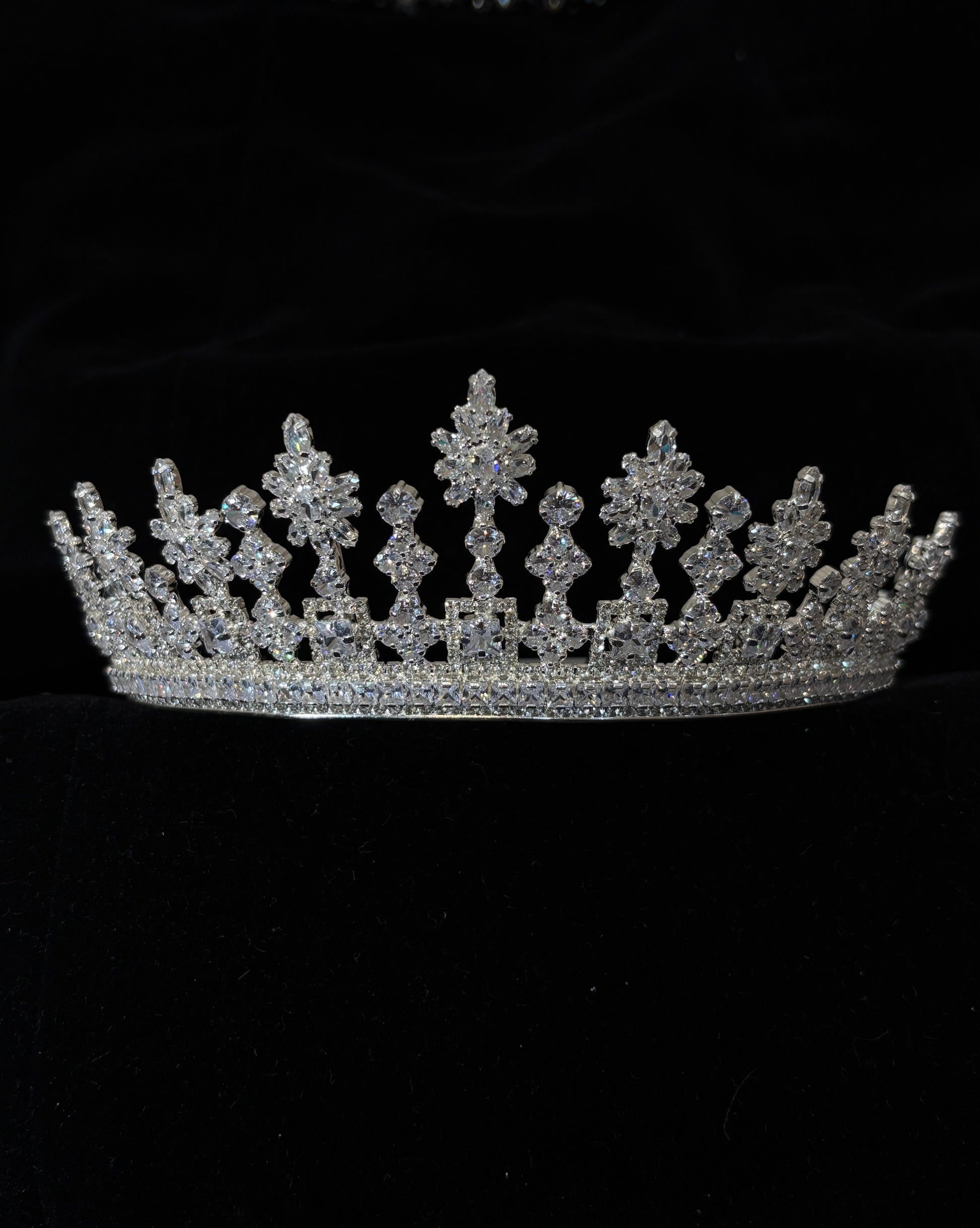 Gold Crystal Wedding Crown | Royal Gold Bridal Wedding Crown for Women | Elegant Sparkling Prom Wedding Headpiece | Full Rhinestone Wedding Tiara Crown | Luxurious Queen Style Wedding Accessory| Zircon-Embellished