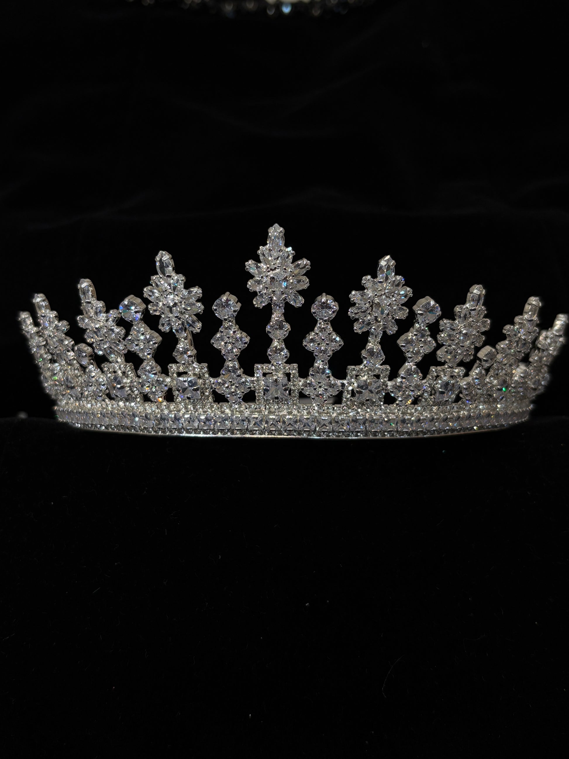 Gold Crystal Wedding Crown | Royal Gold Bridal Wedding Crown for Women | Elegant Sparkling Prom Wedding Headpiece | Full Rhinestone Wedding Tiara Crown | Luxurious Queen Style Wedding Accessory| Zircon-Embellished