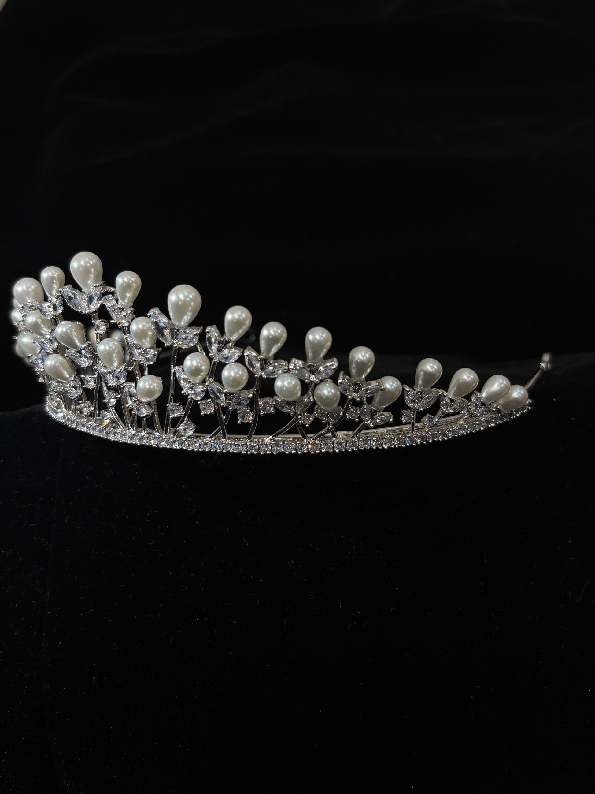 Crystal Pearl Wedding Bridal Crown | Elegant Silver Wedding Headpiece | Princess Wedding Prom Crown for Women | Royal Wedding Court-Inspired Hair Accessory | Faux Pearl & Rhinestone Leaf Wedding Design | Sparkling Wedding Pageant Crown| Zircon-Embellished