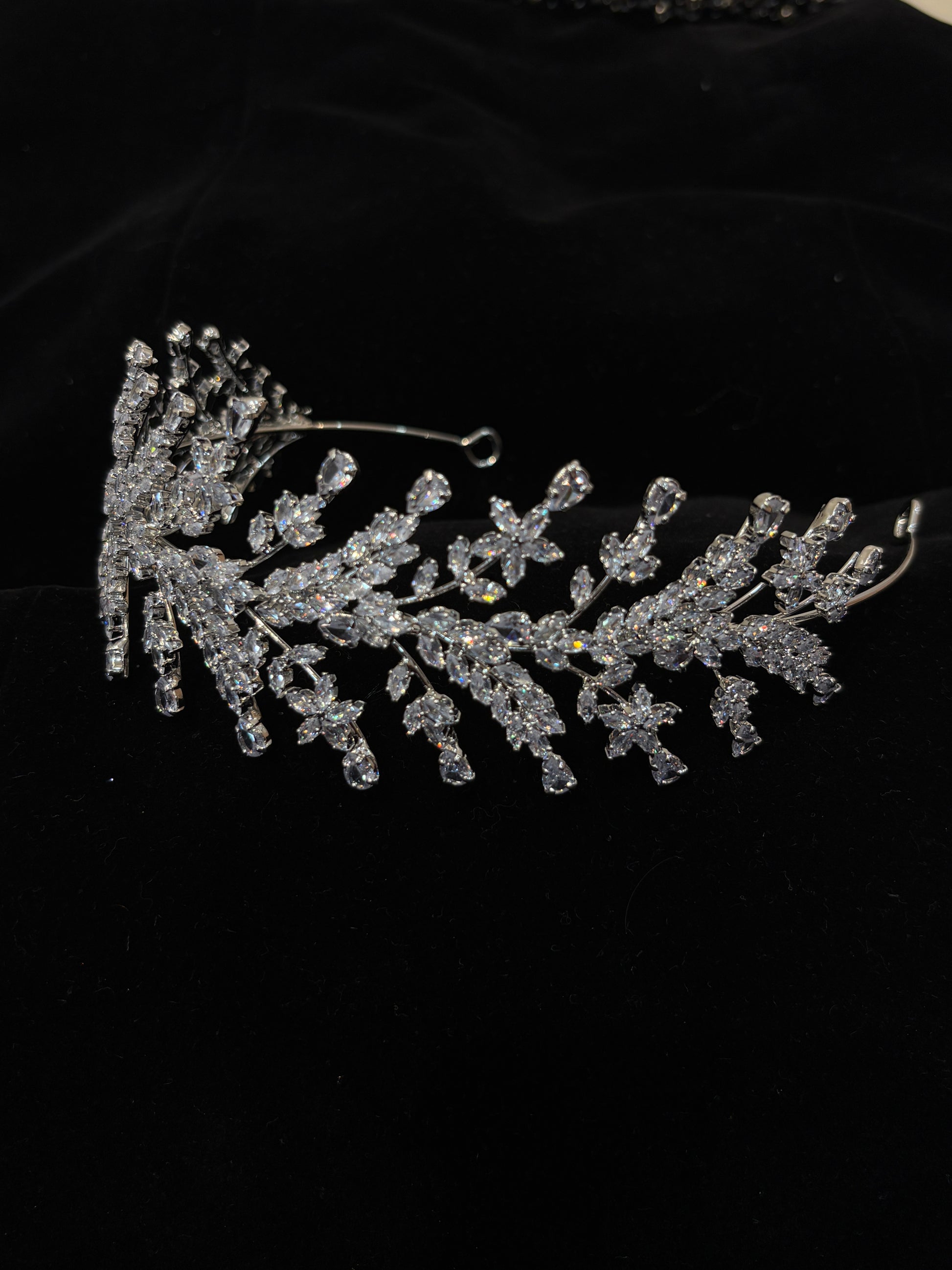 Leaf Crystal Wedding Headpiece | Elegant Bridal Headband Crown for Women | Lightweight Rhinestone Leaf Wedding Headpiece | Sparkling Botanical Crown for Brides | Delicate Bridal Hair Vine Tiara | Silver Crystal Wedding Halo| Zircon-Embellished