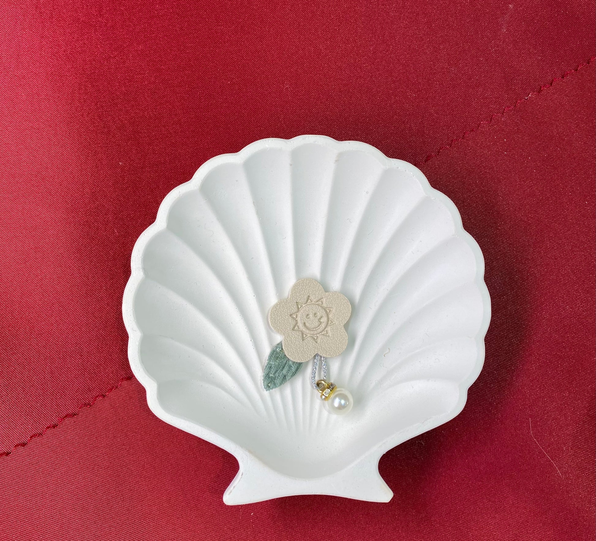 beige flower| pearl bead | flower and leaf | cute and aesthetic| beige patch| Non-Ironable | Glue/Sew On