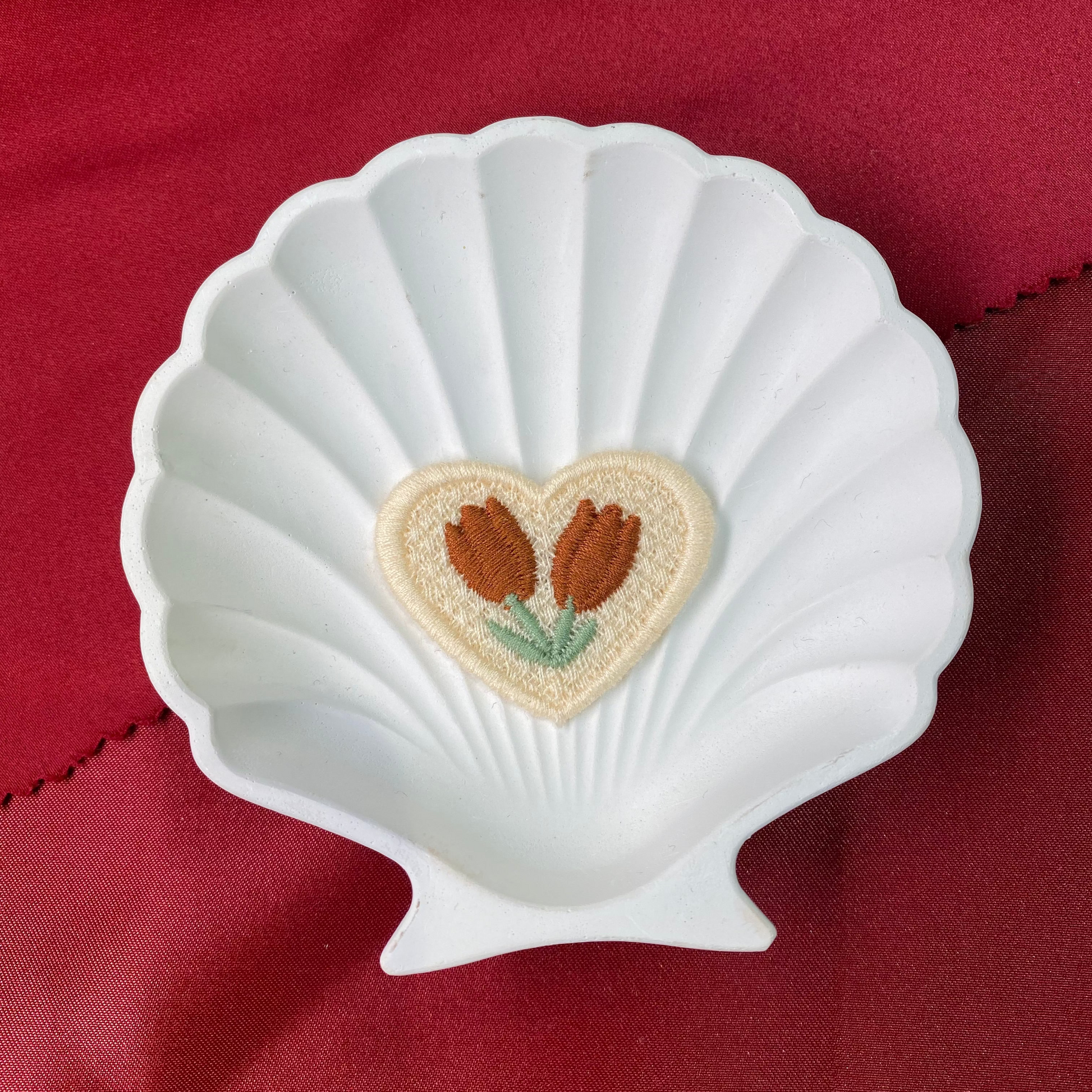 Brown tulips | Cute and aesthetic | brown and cream| patches| heart shaped| heart and flowers | Non-Ironable | Glue/Sew On