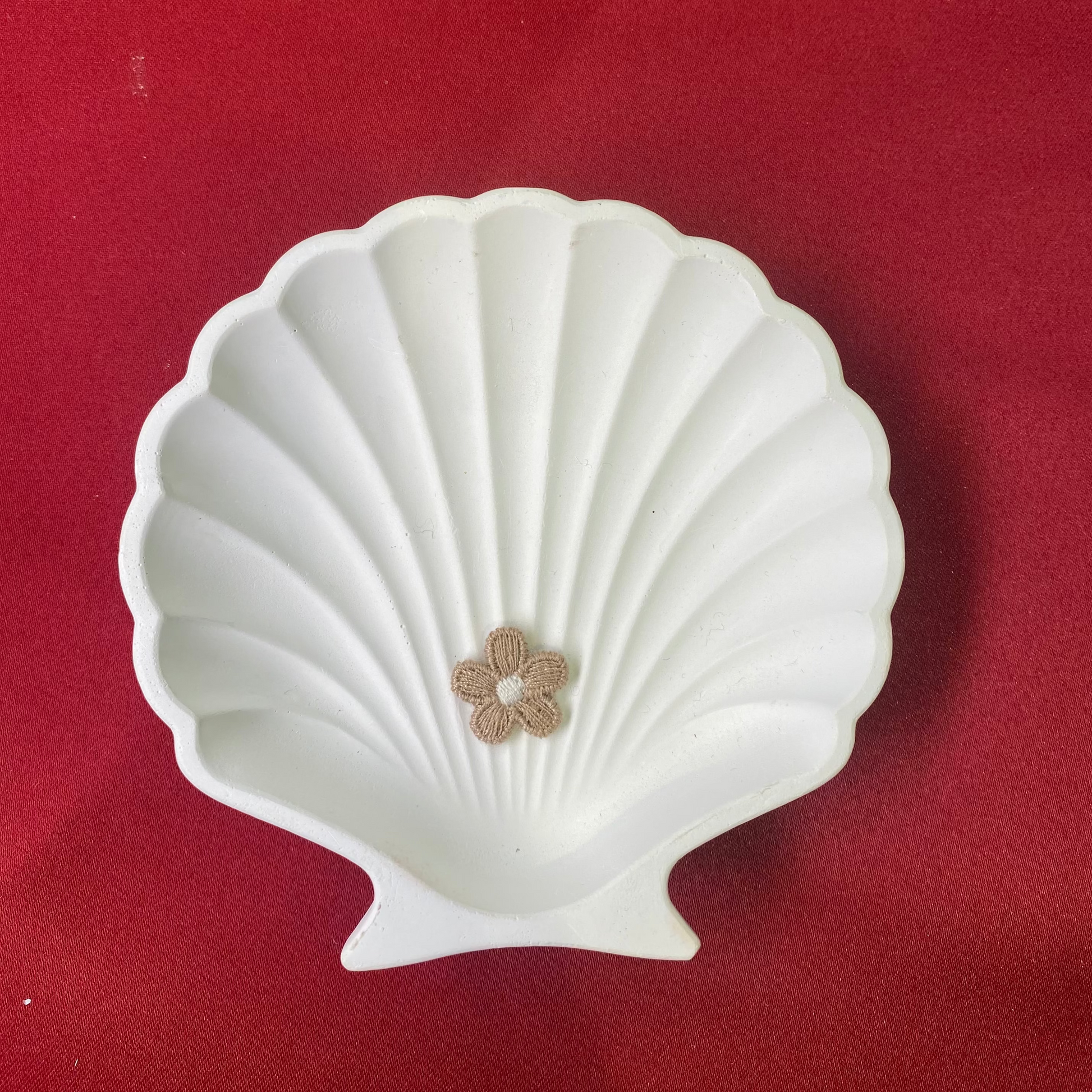 Tiny flower | beige color| flower| cute and aesthetic| thread design| patches| Non-Ironable | Glue/Sew On