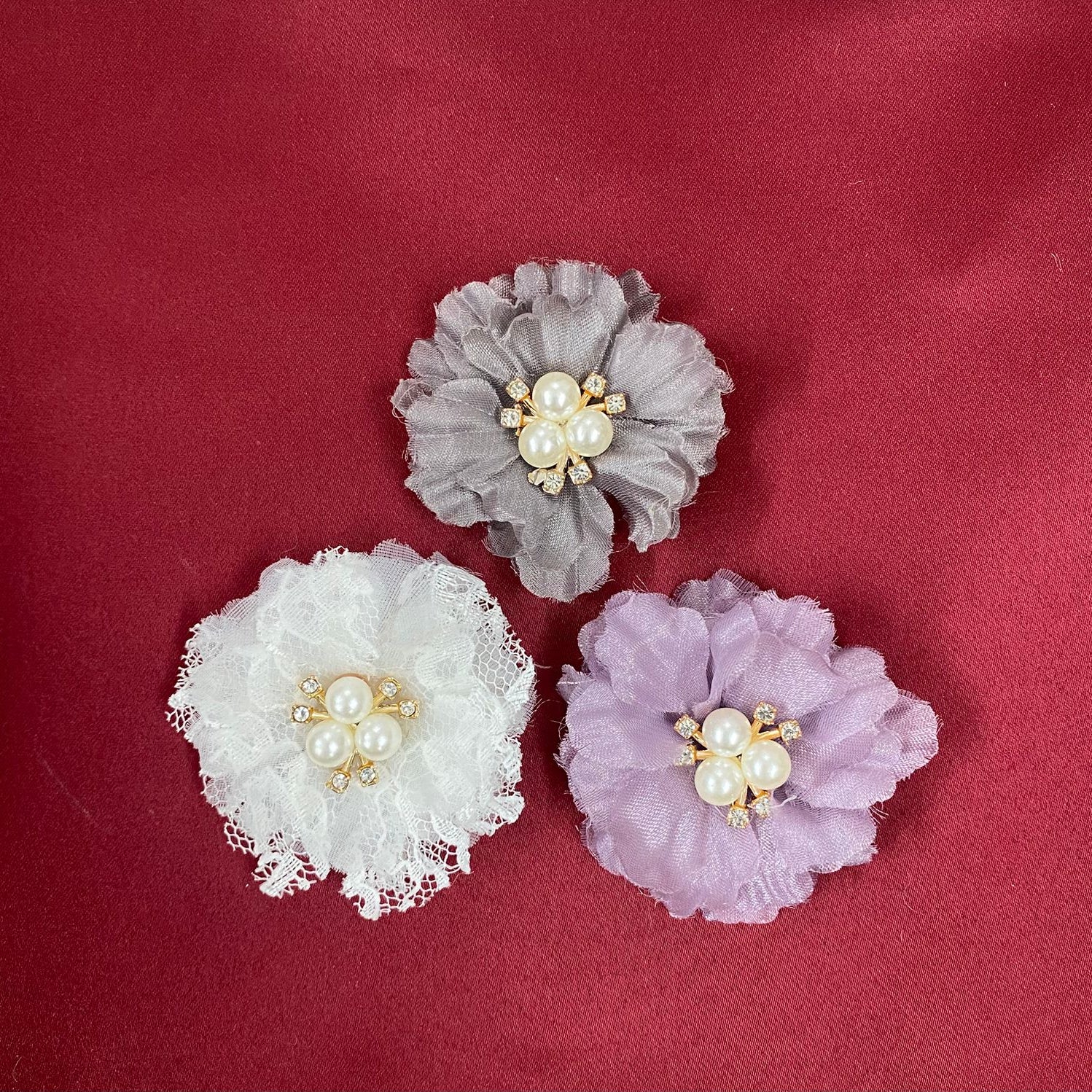 Trio pastels | Cute and aesthetic | grey- white-violet| pearly center| trio| Pastel colors| pearls| flowers | patches