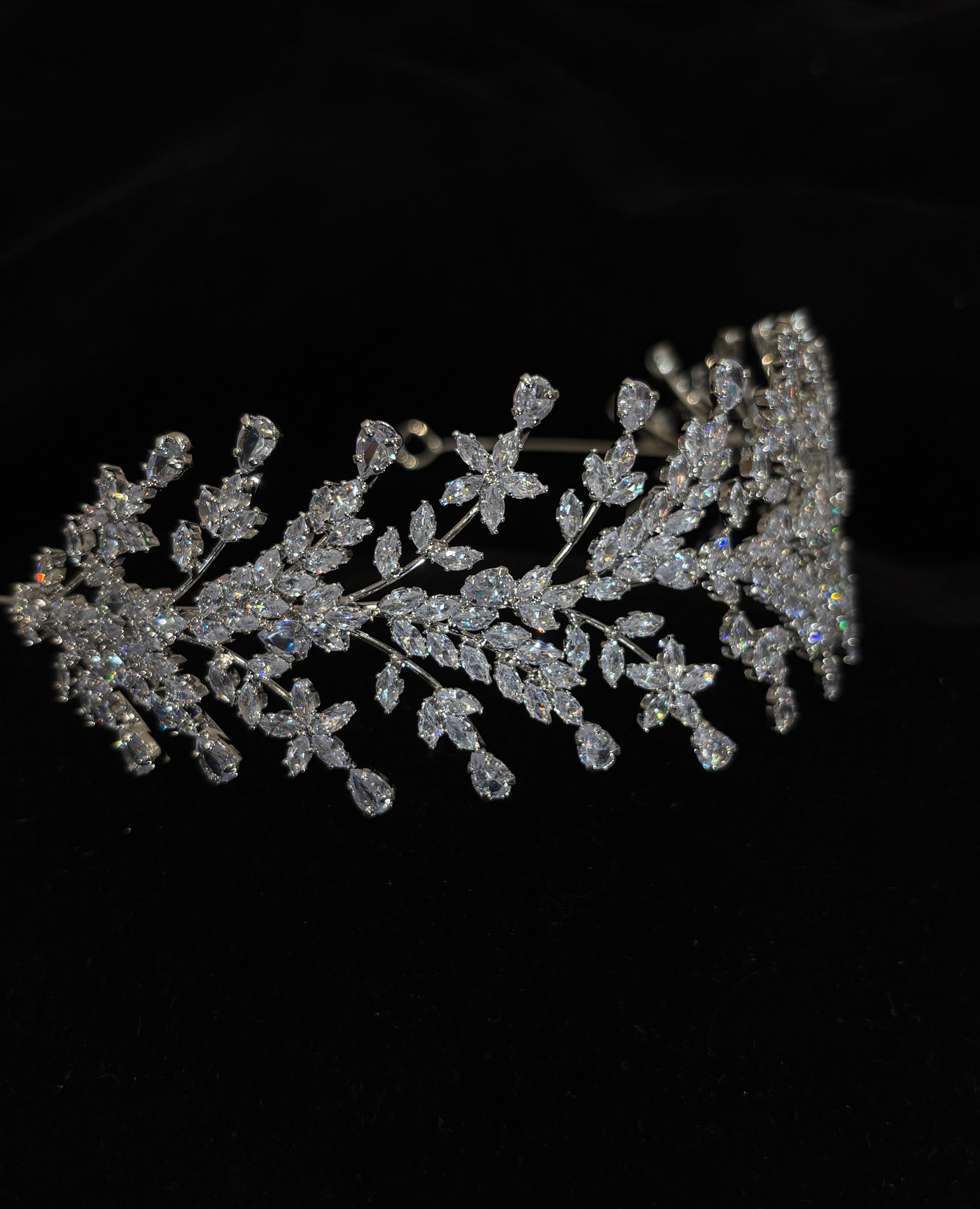 Leaf Crystal Wedding Headpiece | Elegant Bridal Headband Crown for Women | Lightweight Rhinestone Leaf Wedding Headpiece | Sparkling Botanical Crown for Brides | Delicate Bridal Hair Vine Tiara | Silver Crystal Wedding Halo| Zircon-Embellished