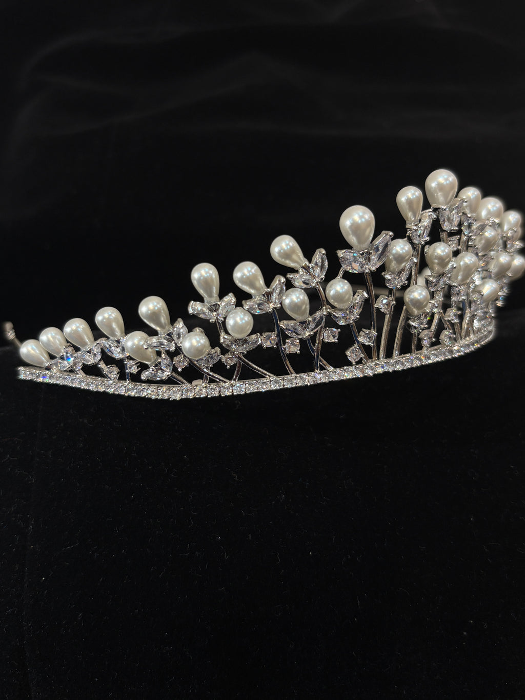 Crystal Pearl Wedding Bridal Crown | Elegant Silver Wedding Headpiece | Princess Wedding Prom Crown for Women | Royal Wedding Court-Inspired Hair Accessory | Faux Pearl & Rhinestone Leaf Wedding Design | Sparkling Wedding Pageant Crown| Zircon-Embellished