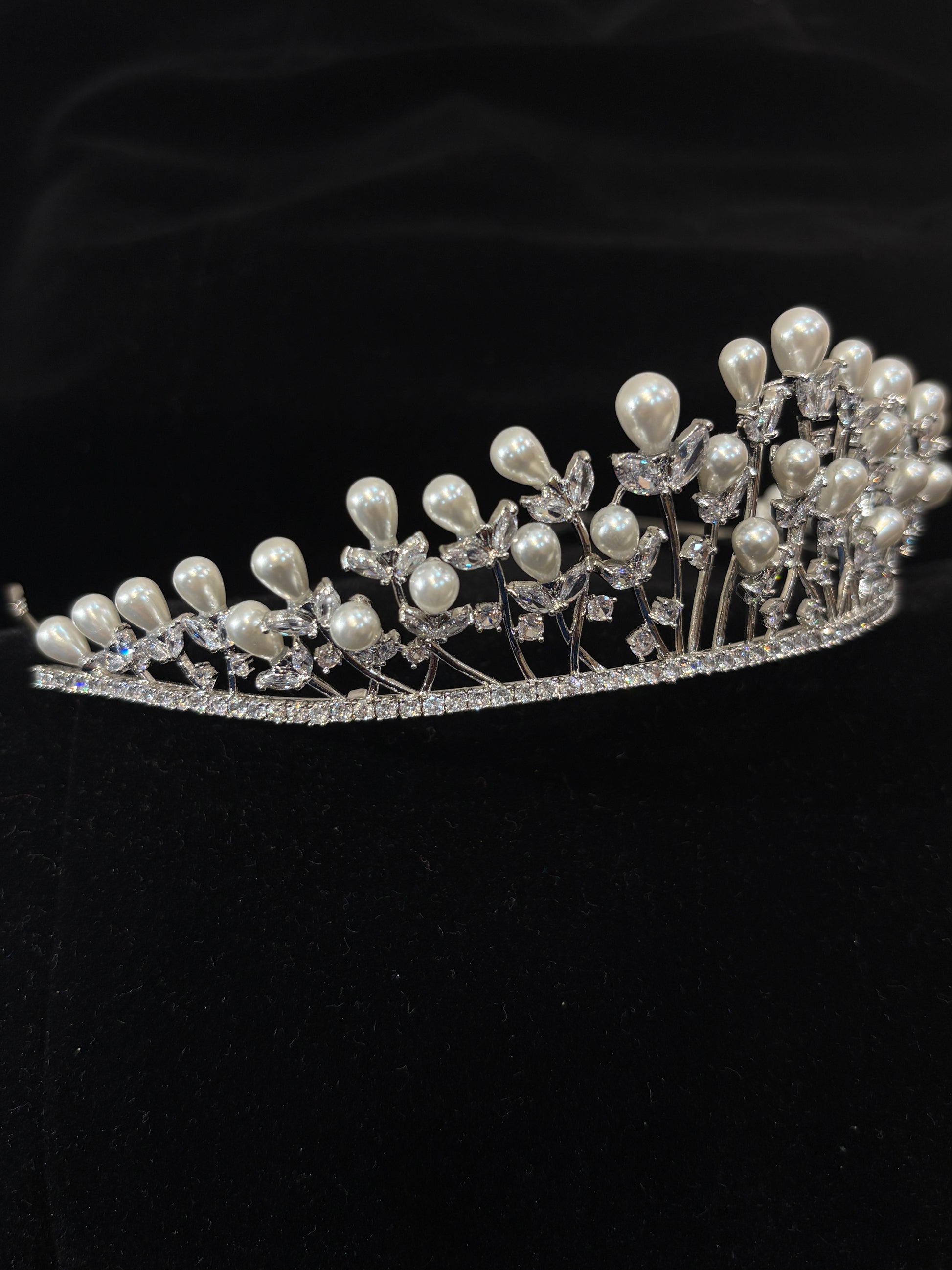Crystal Pearl Wedding Bridal Crown | Elegant Silver Wedding Headpiece | Princess Wedding Prom Crown for Women | Royal Wedding Court-Inspired Hair Accessory | Faux Pearl & Rhinestone Leaf Wedding Design | Sparkling Wedding Pageant Crown| Zircon-Embellished