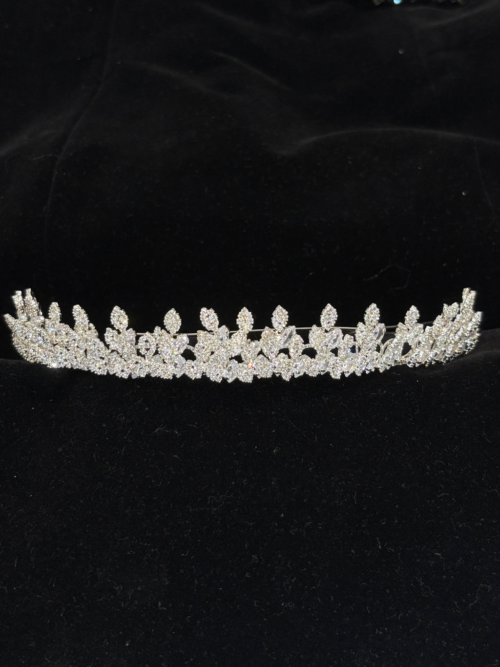 Leaf Crystal Wedding Headpiece | Silver Vine-Inspired Bridal Crown | Lightweight Rhinestone Headband for Women | Elegant Botanical Tiara | Delicate Wedding Hair Accessory for Brides | Zircon-Embellished