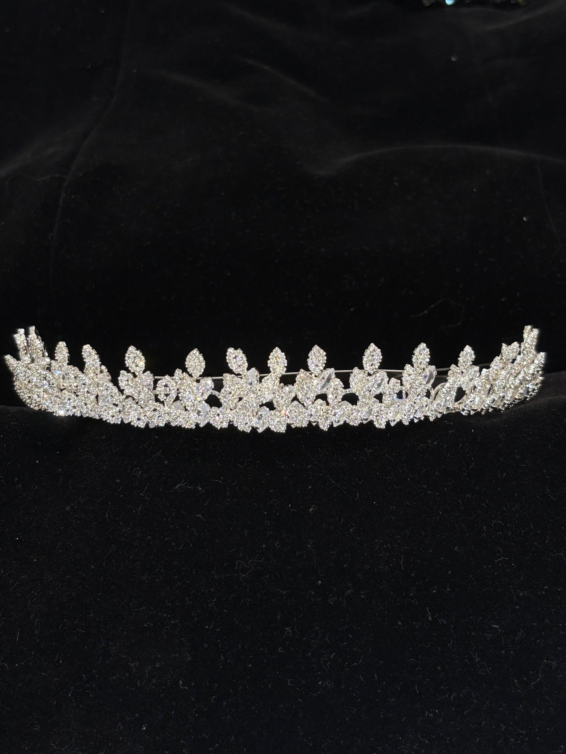 Leaf Crystal Wedding Headpiece | Silver Vine-Inspired Bridal Crown | Lightweight Rhinestone Headband for Women | Elegant Botanical Tiara | Delicate Wedding Hair Accessory for Brides | Zircon-Embellished