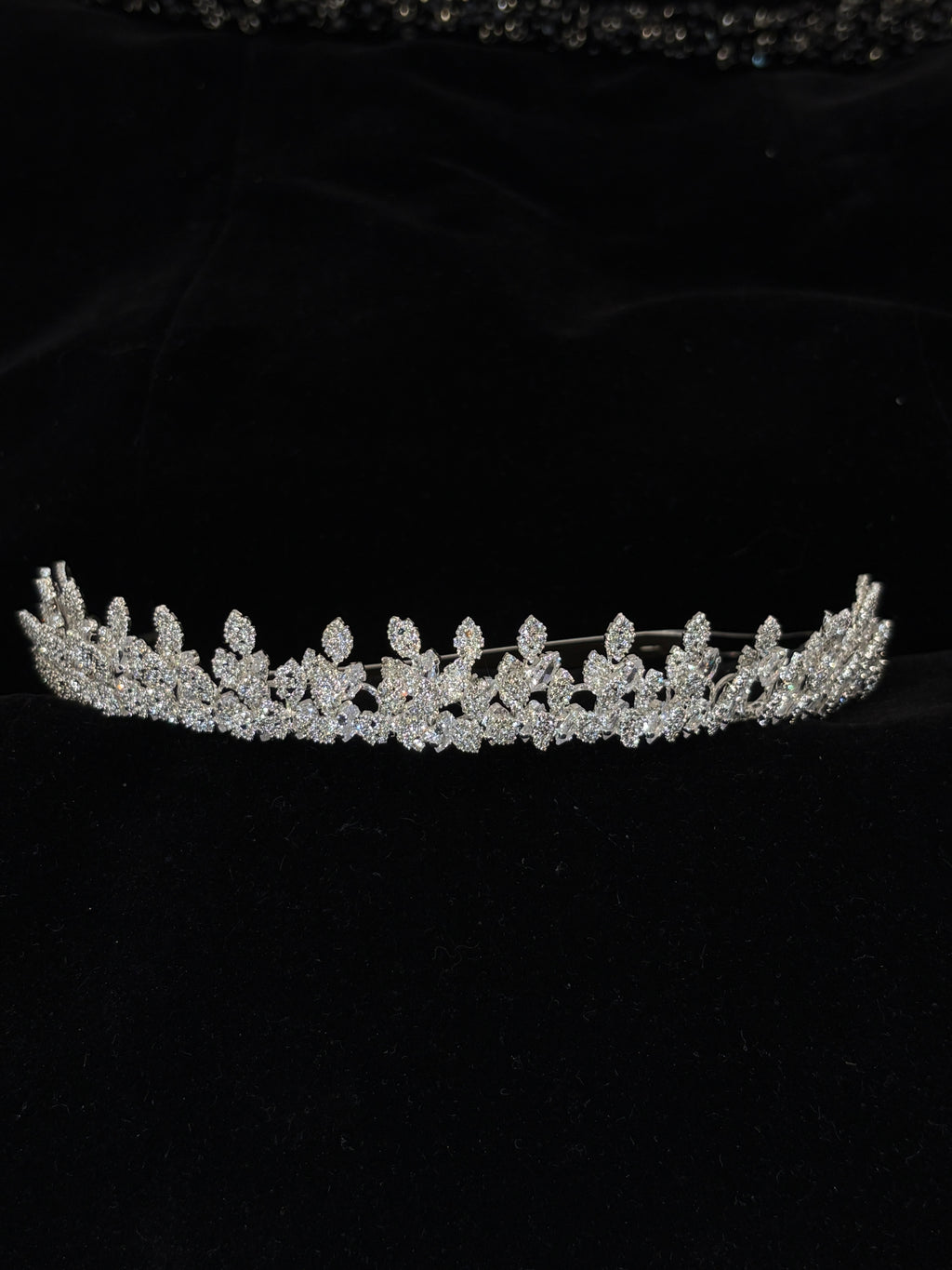 Leaf Crystal Wedding Headpiece | Silver Vine-Inspired Bridal Crown | Lightweight Rhinestone Headband for Women | Elegant Botanical Tiara | Delicate Wedding Hair Accessory for Brides | Zircon-Embellished