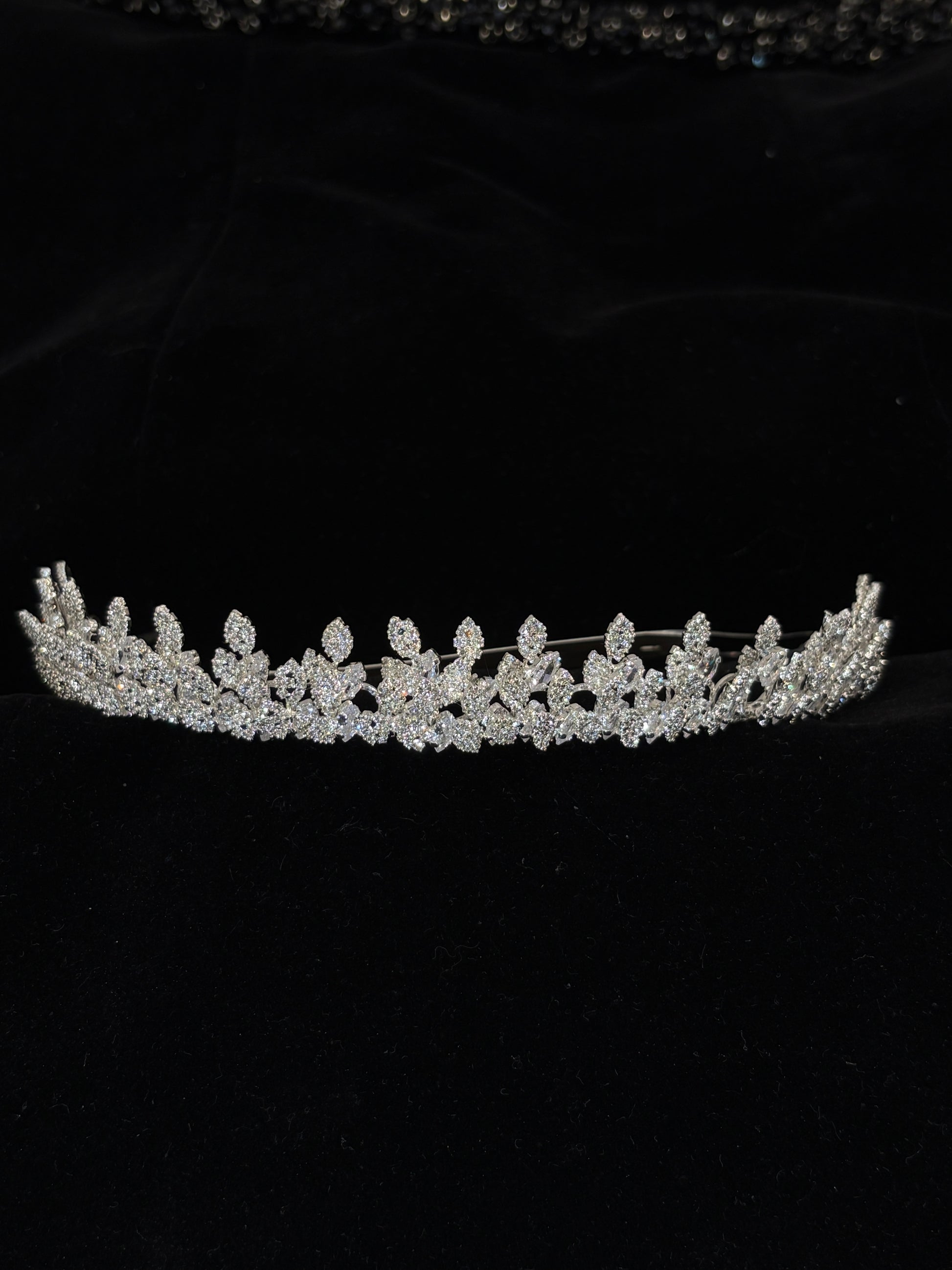 Leaf Crystal Wedding Headpiece | Silver Vine-Inspired Bridal Crown | Lightweight Rhinestone Headband for Women | Elegant Botanical Tiara | Delicate Wedding Hair Accessory for Brides | Zircon-Embellished