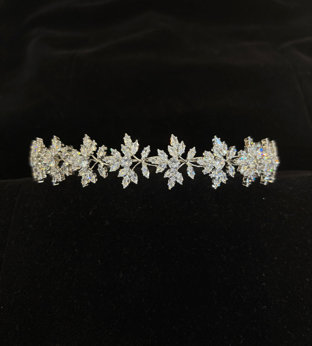 Delicate Leaf Bridal Headpiece | Silver Vine-Inspired Wedding Crown | Lightweight Crystal Hair Accessory | Elegant Rhinestone Tiara for Brides | Botanical Wedding Hairband | Zircon-Embellished
