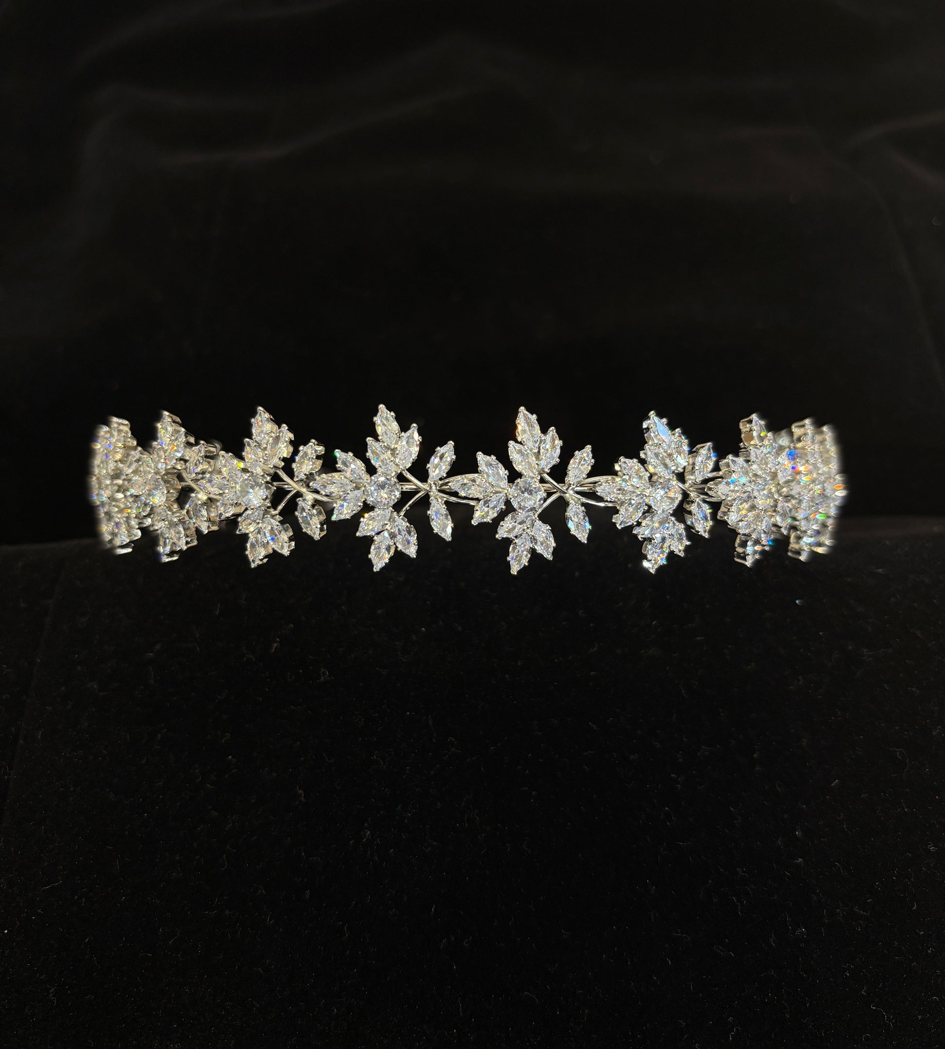 Delicate Leaf Bridal Headpiece | Silver Vine-Inspired Wedding Crown | Lightweight Crystal Hair Accessory | Elegant Rhinestone Tiara for Brides | Botanical Wedding Hairband | Zircon-Embellished