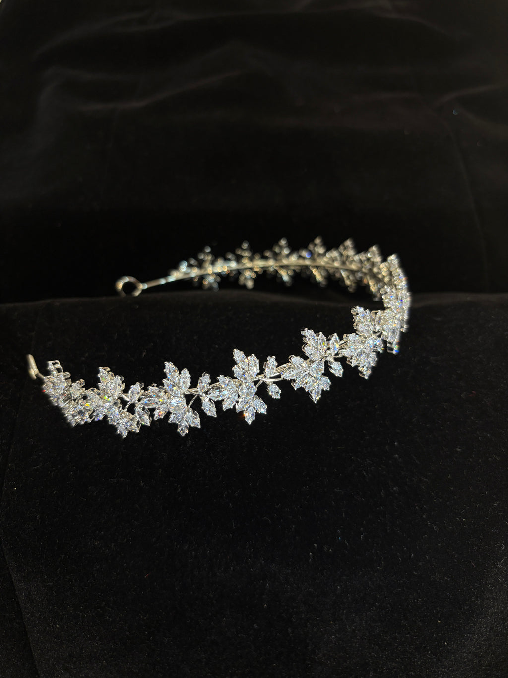 Delicate Leaf Bridal Headpiece | Silver Vine-Inspired Wedding Crown | Lightweight Crystal Hair Accessory | Elegant Rhinestone Tiara for Brides | Botanical Wedding Hairband | Zircon-Embellished