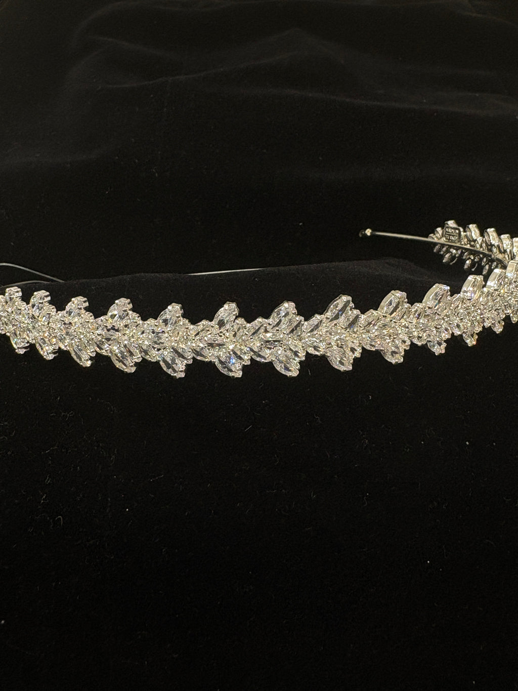 Laurel Leaf Crystal Bridal Headband | Silver Wedding Tiara | Elegant Rhinestone Crown for Women | Sparkling Leaf Vine Hairpiece | Lightweight Bridal Accessory | Zircon-Embellished
