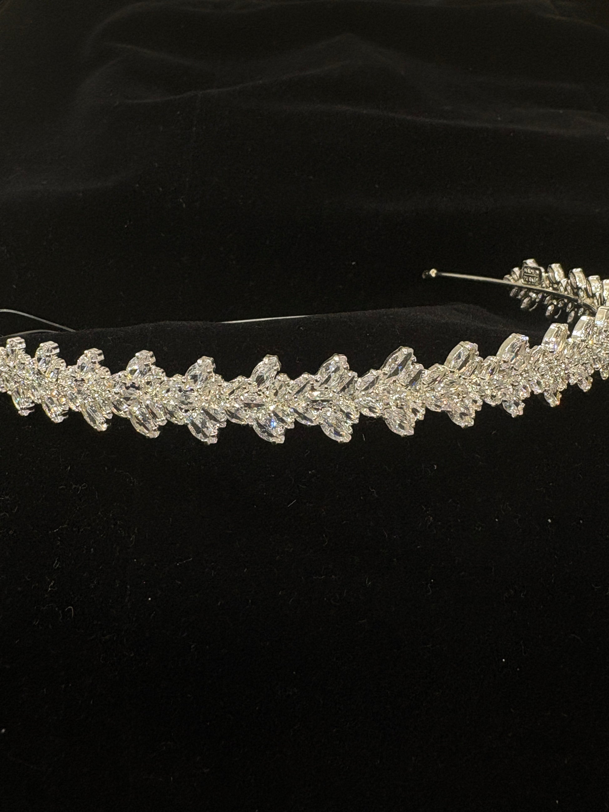Laurel Leaf Crystal Bridal Headband | Silver Wedding Tiara | Elegant Rhinestone Crown for Women | Sparkling Leaf Vine Hairpiece | Lightweight Bridal Accessory | Zircon-Embellished