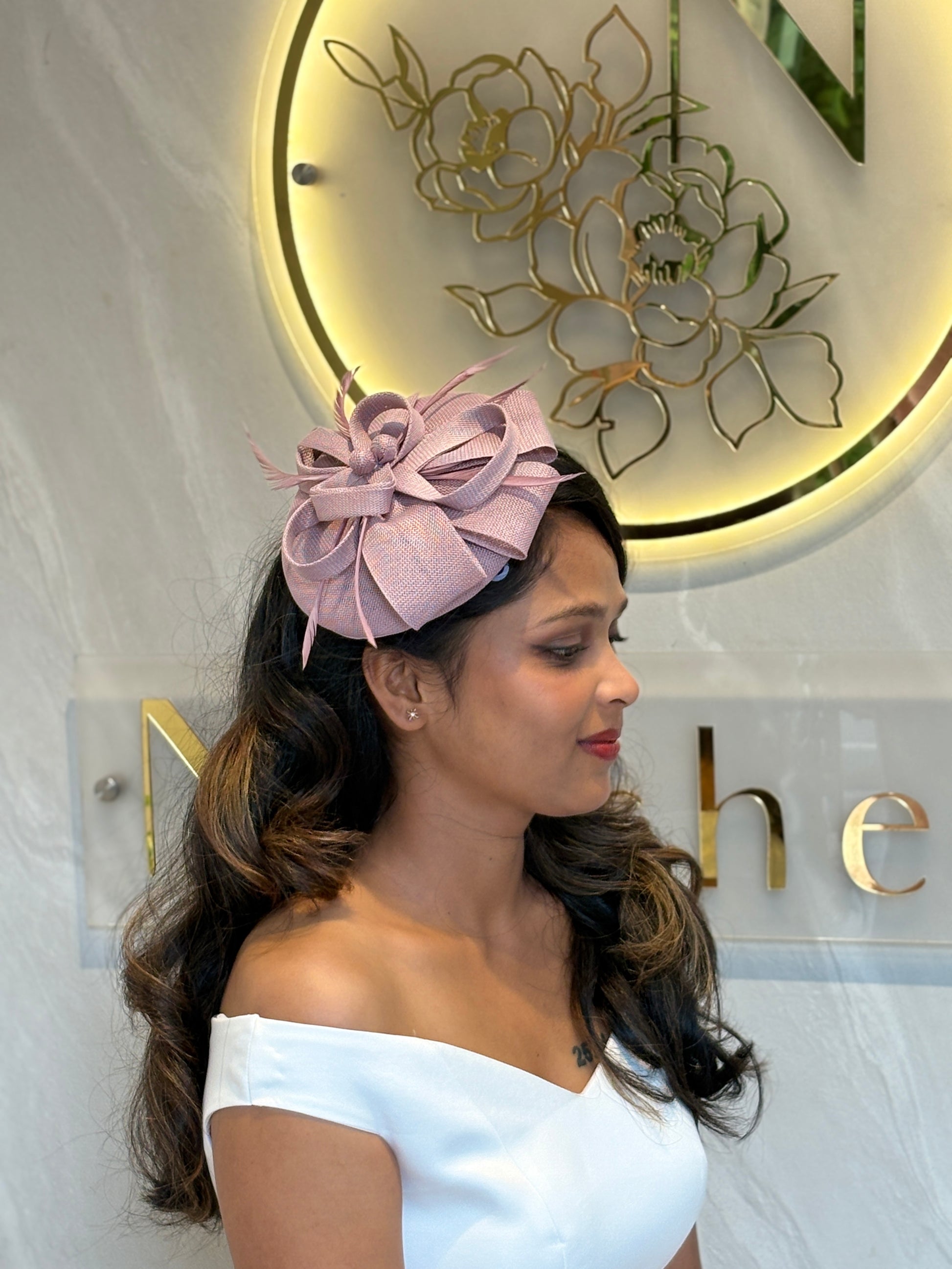 Blush Pink Fascinator for Weddings | Elegant Loop & Feather Cocktail Headpiece for Women | Race Day Ready Bridal Hair Accessory | Lightweight Percher Style for Receptions & Special Events