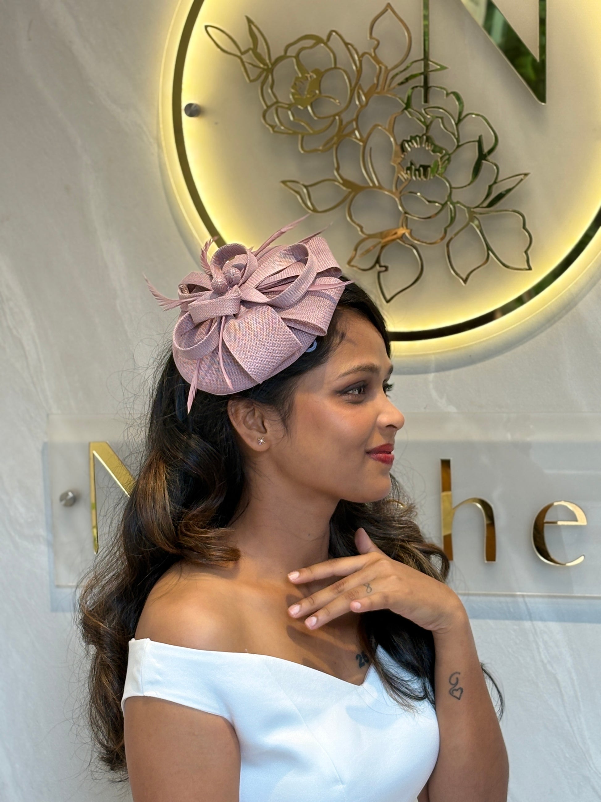Blush Pink Fascinator for Weddings | Elegant Loop & Feather Cocktail Headpiece for Women | Race Day Ready Bridal Hair Accessory | Lightweight Percher Style for Receptions & Special Events