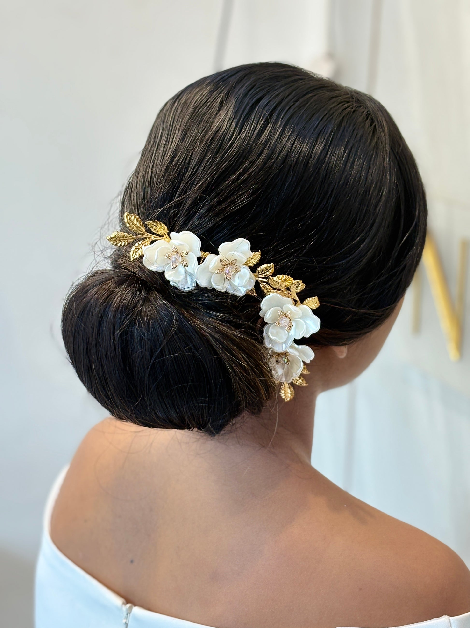 Elegant Gold Leaf and White Flower Bridal Hair Comb | Wedding Hair Accessory for Bun and Updo Styling | Crystal Floral Hair Clip for Bride