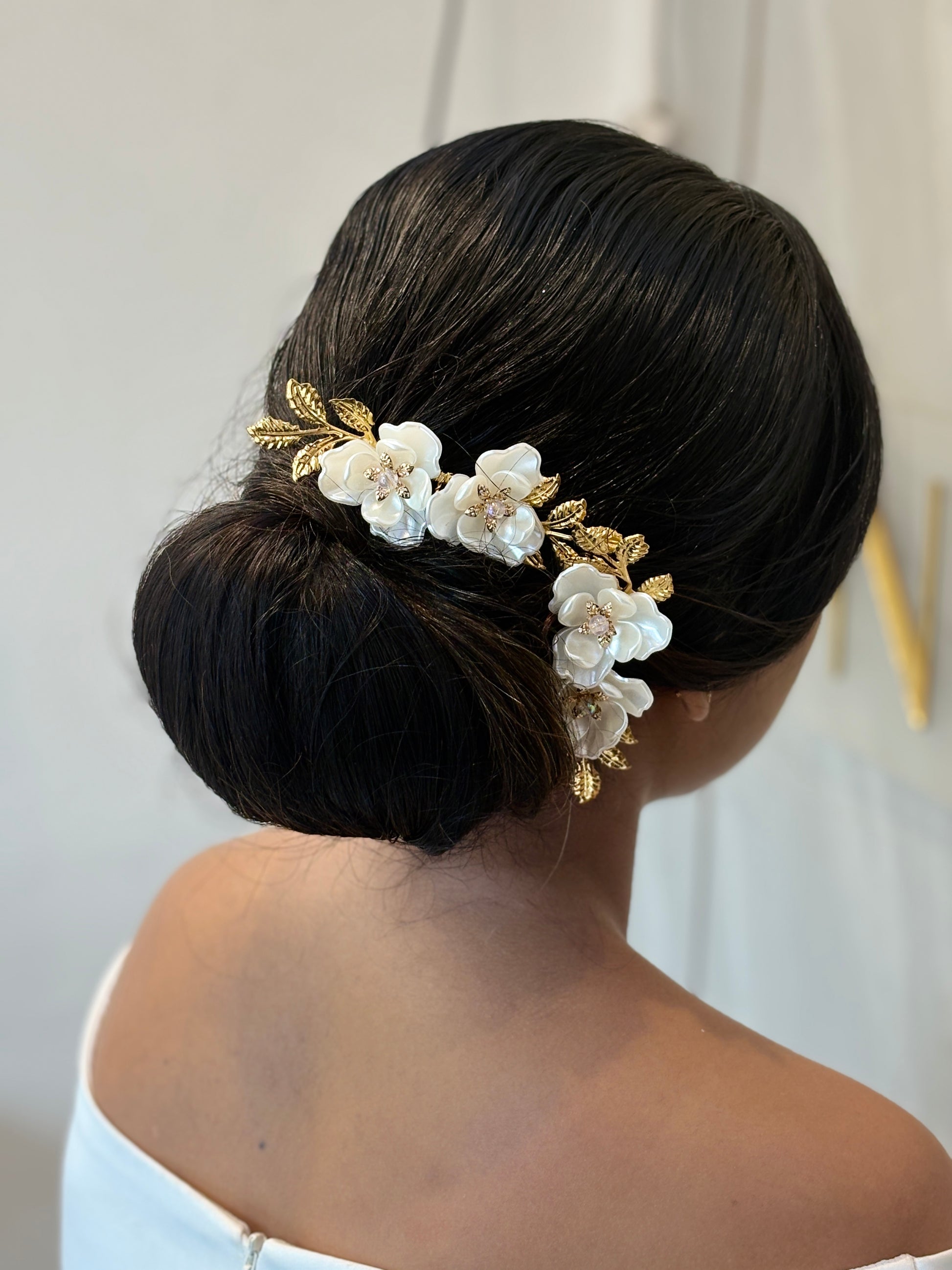 Elegant Gold Leaf and White Flower Bridal Hair Comb | Wedding Hair Accessory for Bun and Updo Styling | Crystal Floral Hair Clip for Bride