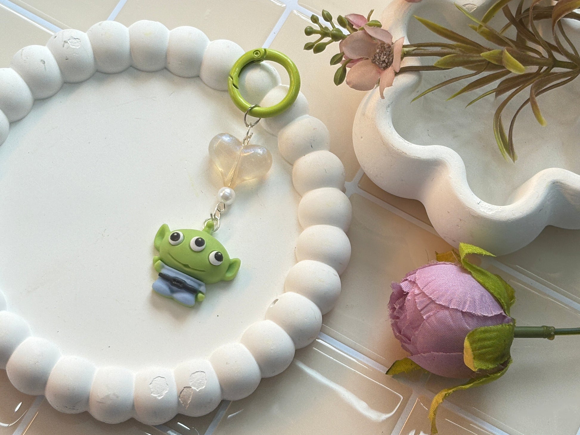 Green Alien & Shimmer Heart Charm Keychain | Cute Space-Themed Character Key Ring | Whimsical Alien Bag Charm | Kawaii Cosmic Aesthetic Gift for Her