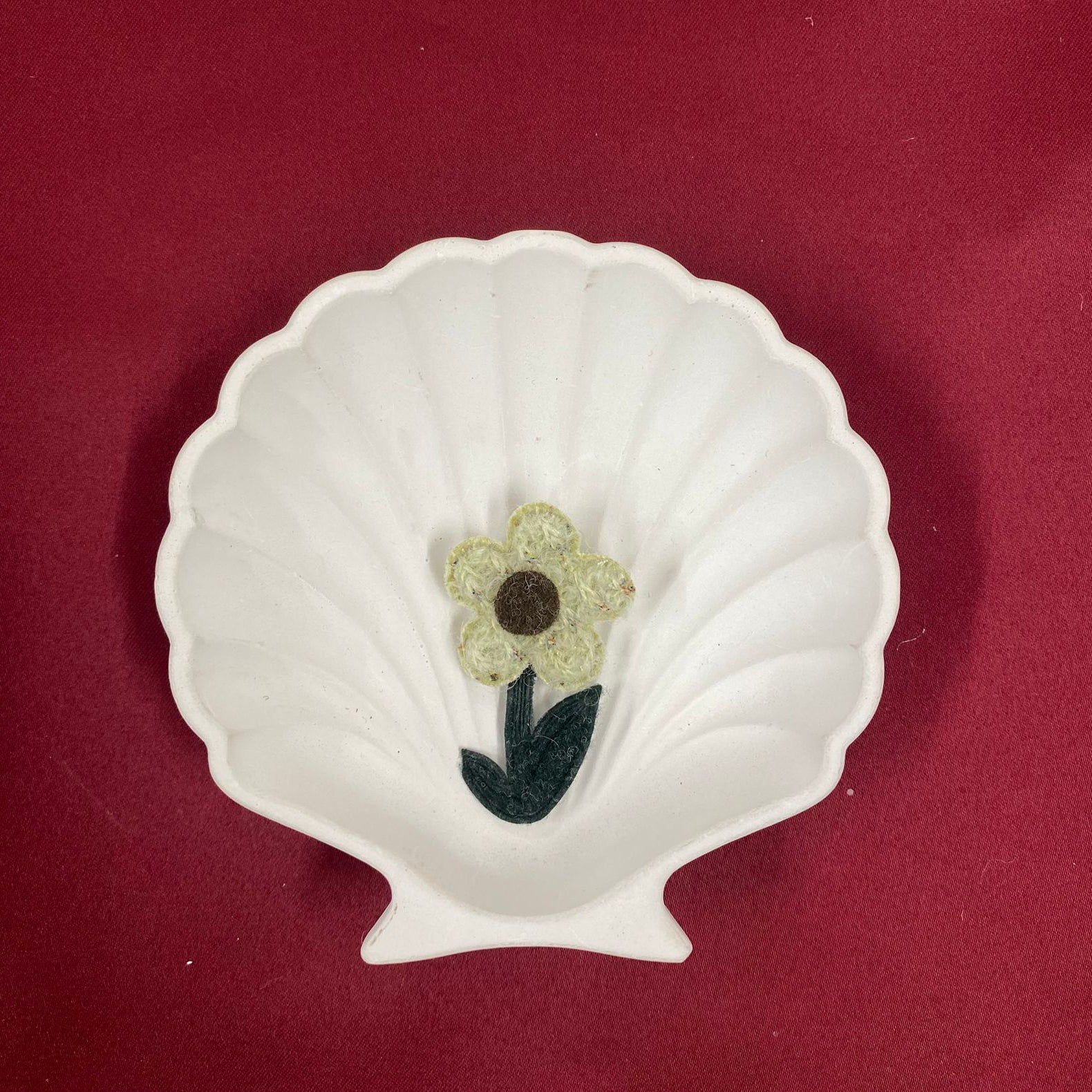 Textured Felt Daisy Shell Dish | Handcrafted Felt Flower | Cute Rustic Charm | Vintage Home Decor | Cottagecore Vibe| Non-Ironable | Glue/Sew On