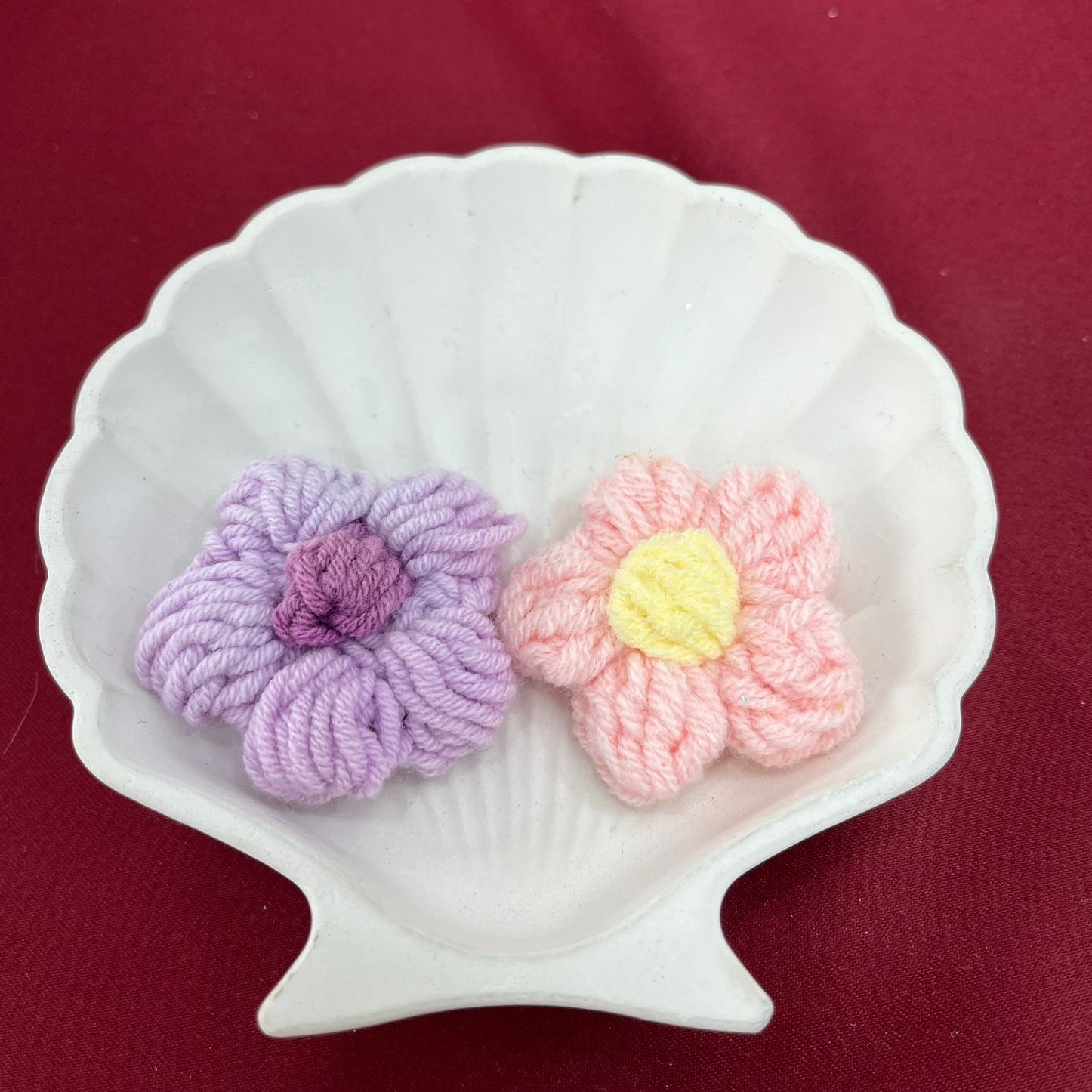 Crocheted Flower Plush Set | Handmade Yarn Flowers in Pink and Purple | Soft Textile Decorations for Gifts or Craft Projects | Cute Mini Decor Accents