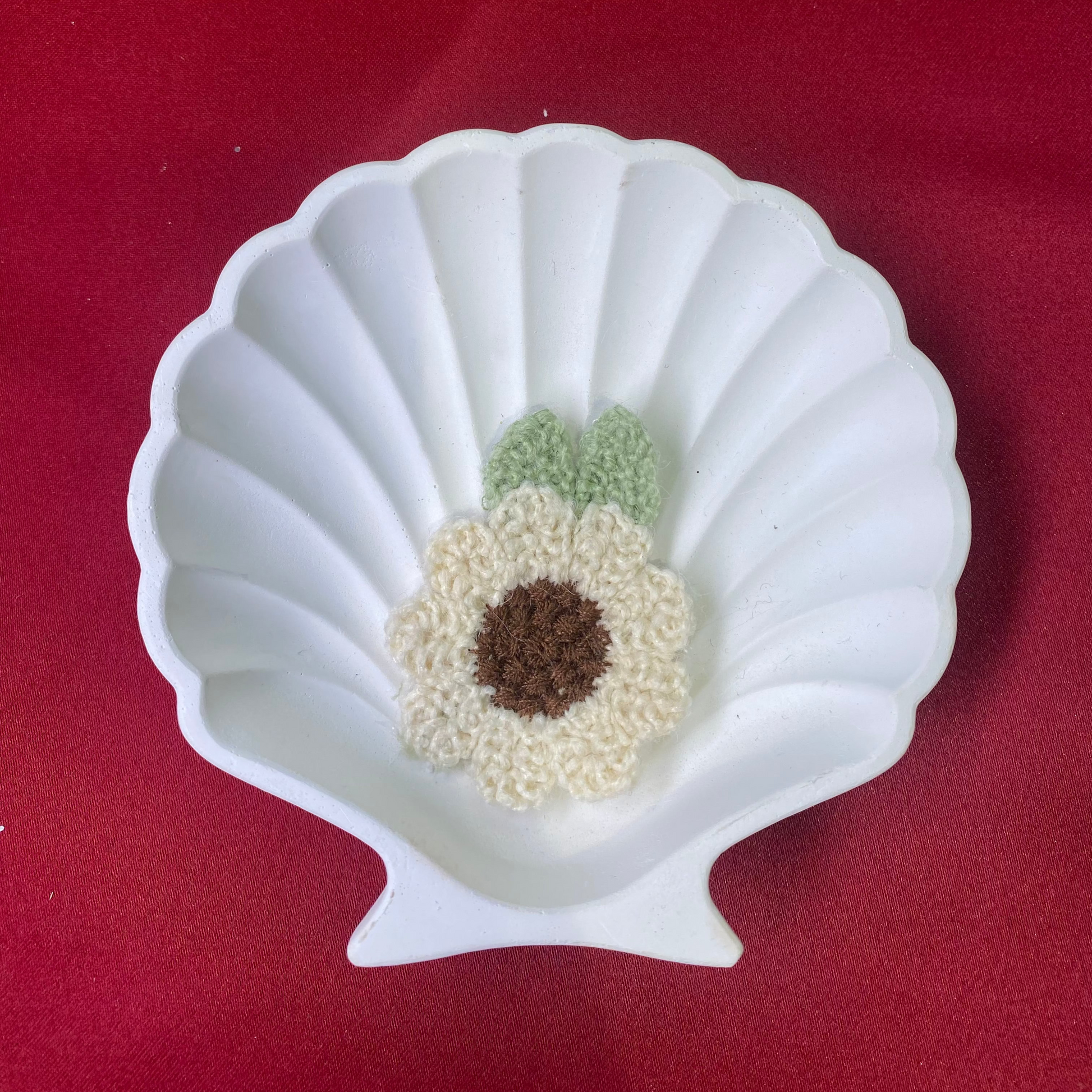 Crocheted flower | Flower| beige and green| cute and aesthetic|patches| Non-Ironable | Glue/Sew On